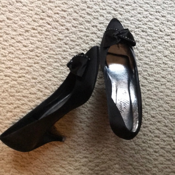 Gorgeous dressy black fabric heels w/ sequins. 7.5 - Picture 3 of 4